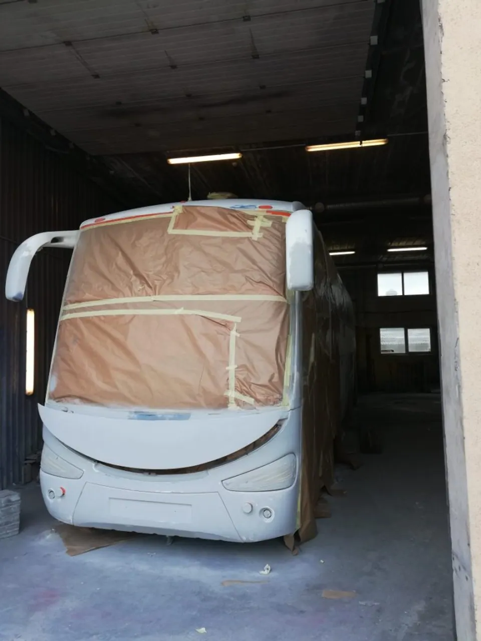 Autobuso paruošimas dažymo kameroje
