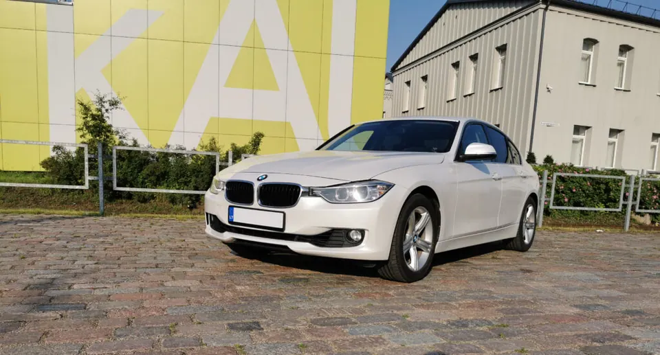 Baltas BMW – vaizdas iš priekio